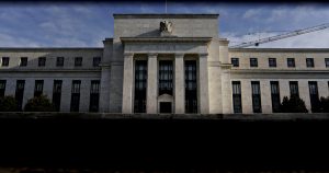 Bancos centrales deben anticipar crecimiento lento, dice la Fed