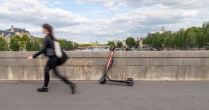 Mayor economía de Europa aprueba scooters eléctricos