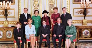 De Buckingham al televisor: seis títulos para conocer la Casa de Windsor