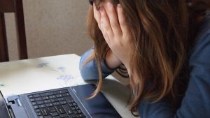 Estudio UC: la mitad de los estudiantes considera normal el ciberacoso