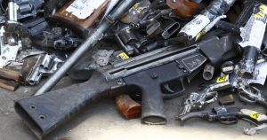 Los puntos ciegos que dificultan el control de armas en Chile