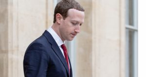 Accionistas de Facebook descontentos con Zuckerberg y la junta
