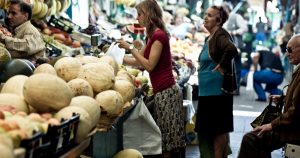 El nuevo consumo de los chilenos: más restaurantes, comida a la casa y gasto en salud