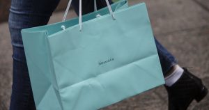Las ventas de Tiffany en EE.UU. a los turistas chinos caen un 25%