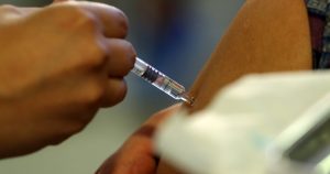 Infectóloga Jeanette Dabanch: la vacuna contra la influenza reduce el riesgo de muerte