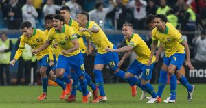Brasil sufre, pero logra meterse en semifinales