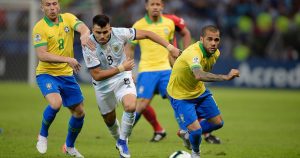 Dani Alves guía polémica victoria sobre Argentina