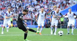 El portero islandés frenó a Messi y mantuvo el empate con Argentina
