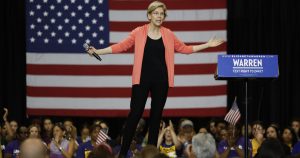 Warren revela un plan para impulsar los salarios de las mujeres de color