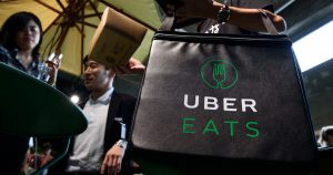 Uber contrata a abuelitas en Japón para el reparto de comida