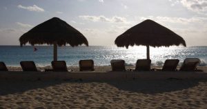 Cancún sufre por un alga marina y los turistas se mantienen alejados