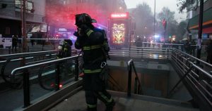 Incendio en estación Tobalaba provocó problemas en L1 y L4