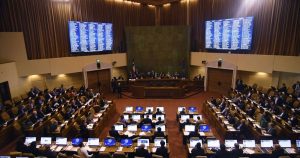 Debate por reducción de parlamentarios complica a La Moneda