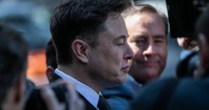 Pese a la desaceleración, Musk no se rinde con los tejados solares