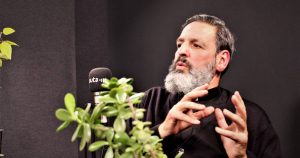 El sacerdote que encontró la luz en el infierno