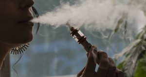 Muerte por misteriosa dolencia pulmonar alerta sobre vaporizadores