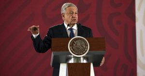 El presidente de México exhibe una cámara usada para espiarlo