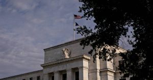 Trump pide a la Fed que rebaje tasas de interés a cero 'o menos'