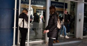 Grandes bancos argentinos pasan del caos a la calma inquietante
