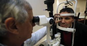Minsal anuncia reglamento para regular receta de lentes en ópticas
