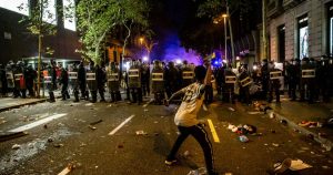 Presión en España para responder a las violentas protestas catalanas