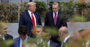 EE.UU. levantará las sanciones a Turquía mientras continúe el cese al fuego