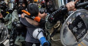 La violencia en Hong Kong aumenta con balas, fuego y lacrimógenas
