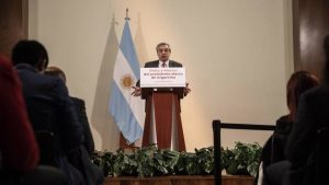 Argentina planea una negociación de deuda simultánea con bonistas y el FMI