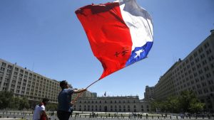 Chile busca salir de su crisis a un alto precio