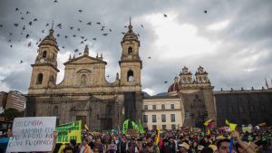 Las protestas en Colombia pierden fuerza y la policía suaviza sus tácticas