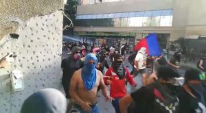 Manifestantes atacan y se arrancan de carabineros