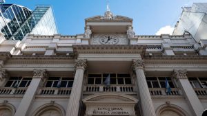 Argentina recurre a US$ 1.300 millones del Banco Central para pagar deuda