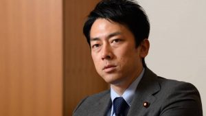 El favorito para suceder a Shinzo Abe pide permiso de paternidad