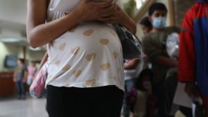 EE.UU. emite normas que restringen las visas a mujeres embarazadas