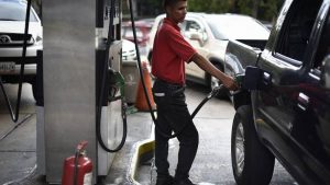 Venezuela analiza privatizar el petróleo ante el desplome económico