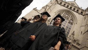 No todos los graduados de EE.UU. se benefician del título