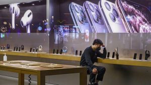 Los ojos puestos en el iPhone: la alarma por el virus surge entre los proveedores de Apple