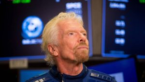 En vez de subir, baja: el proyecto espacial de Richard Branson pierde millones