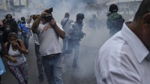 Los gases lacrimógenos que reciben a la oposición a Maduro en Caracas