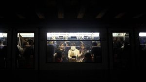 Fotos | Los metros de Santiago y Valparaíso cambian su panorama por el coronavirus