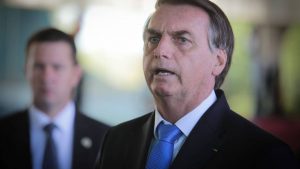 Bolsonaro sigue estrategia de Trump y llama a 