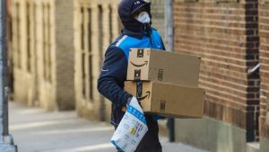 Ganancias de Amazon caen pese a aumento en el comercio electrónico