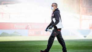 Las imágenes más llamativas del retorno del fútbol alemán