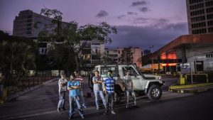 En Caracas pagan hasta US$ 100 de soborno para llenar el estanque de bencina