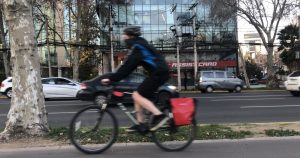 El 10% de las ciclovías de América Latina se concentra en Santiago y sube la presión vial