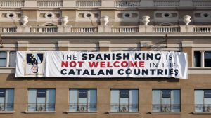 A un año del atentado en Ramblas: catalanes despliegan pancartas contra el rey