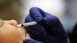 En China empiezan pruebas en humanos de vacuna en spray