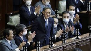 Quién es Yoshihide Suga, el nuevo primer ministro de Japón