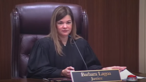 Por qué Trump escogería a una jueza latina como sucesora de Bader Ginsburg