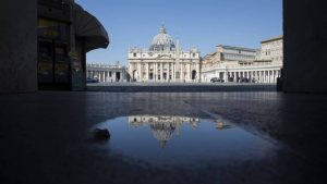 Mientras el papa habla de las uniones civiles, el Vaticano calla